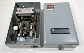 B10dg0 Cutler-hammer Motor Starter Nema 2 Mounted In Box